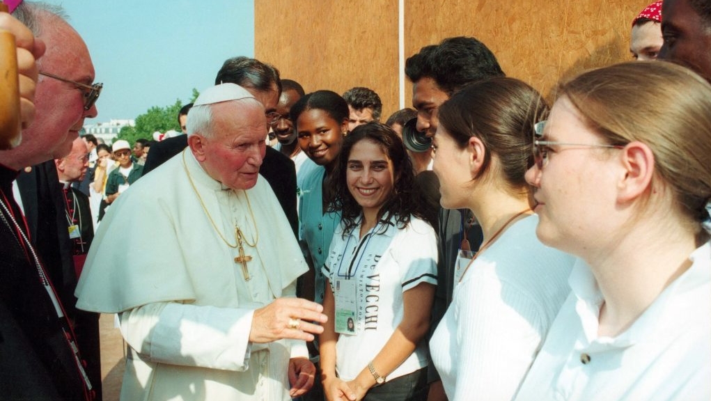 Jean Paul II rencontre des jeunes lors des JMJ de Paris en 1997 | DR