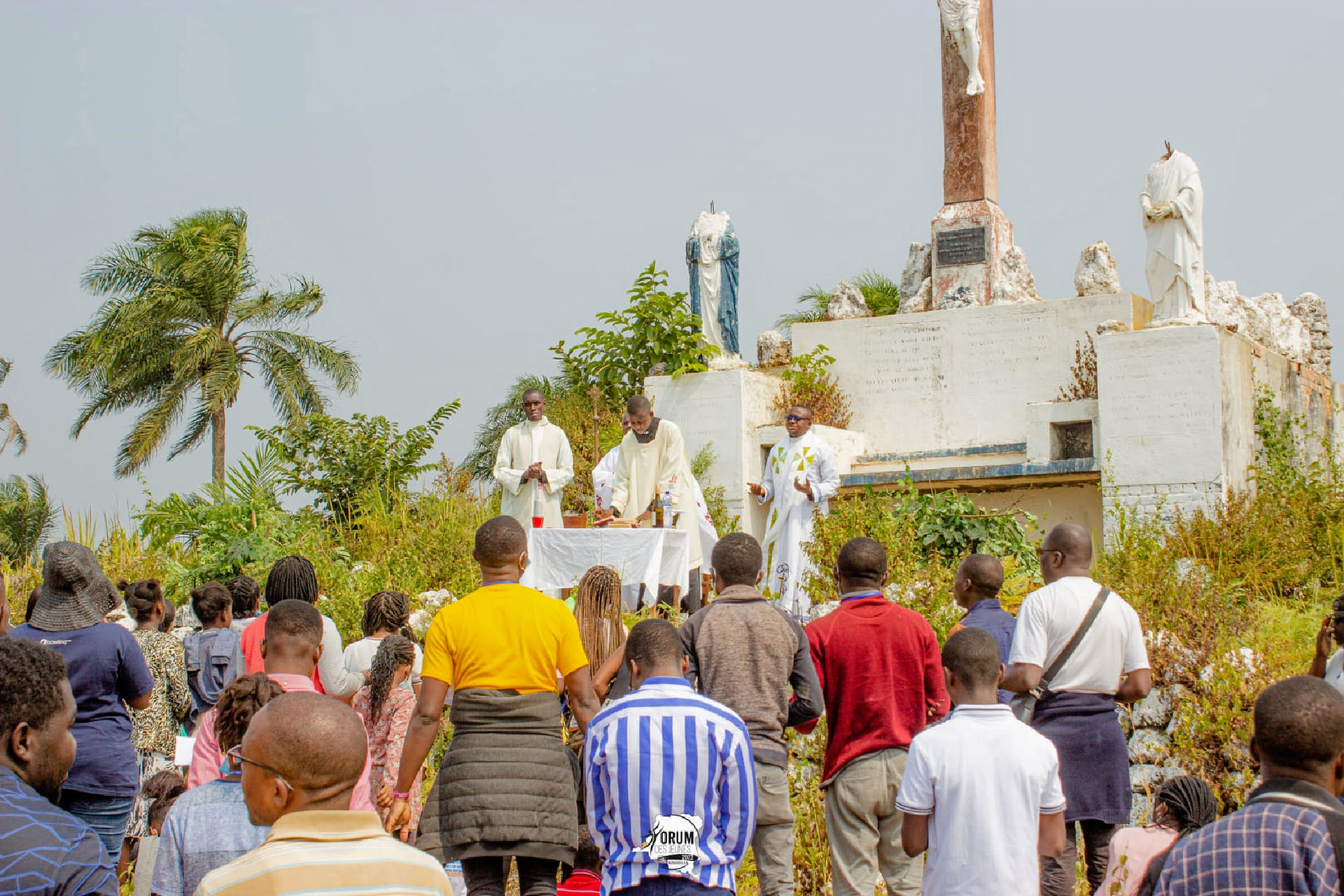 A l'exemple de nombreux ecclésiastiques africains, le Père Ligopi célèbre la messe avec des jeunes dont il est responsable de la pastorale en RDC | © Max Savi Carmel