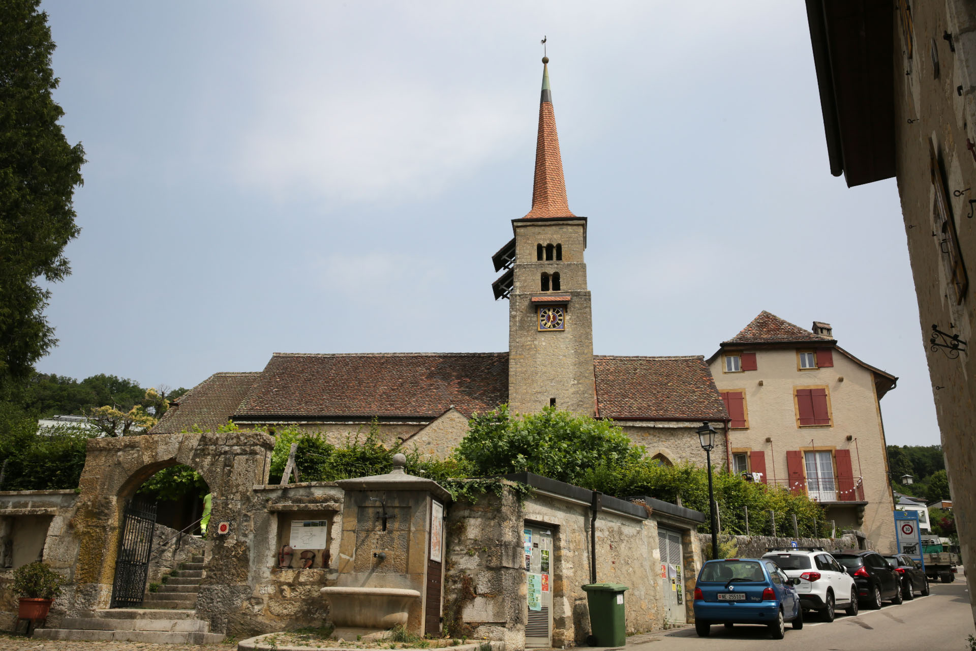 Le temple de Corcelles, situé dans la vieille ville | © Bernard Hallet