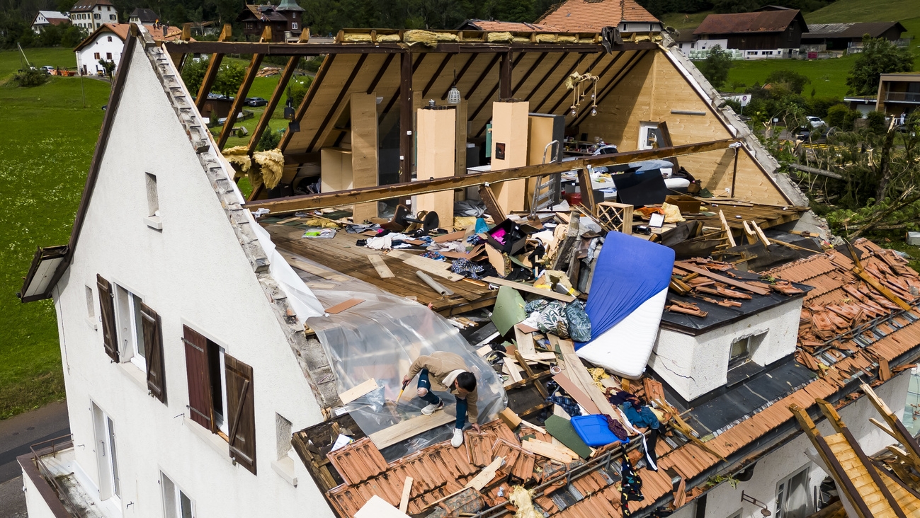 La tempête a entièrement emporté le toit de cette maison  à la Chaux-de-Fonds | © KEYSTONE/Jean-Christophe Bott