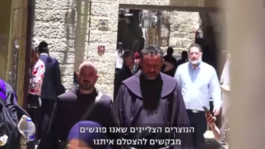 Le Frère Alberto Paris (à gauche) et le journaliste israélien Yossi Levi, déguisé en franciscain, déambulent dans le quartier juif de la vieille ville de Jérusalem | © Capture d'écran Channel 13
