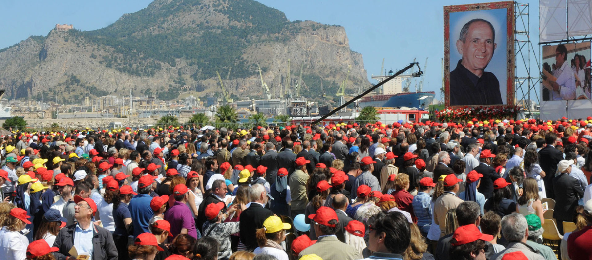 Une foule nombreuse a assisté à la béatification du Père Puglisi en mai 2013| © Keystone/AP Photo/Alessandro Fucarini