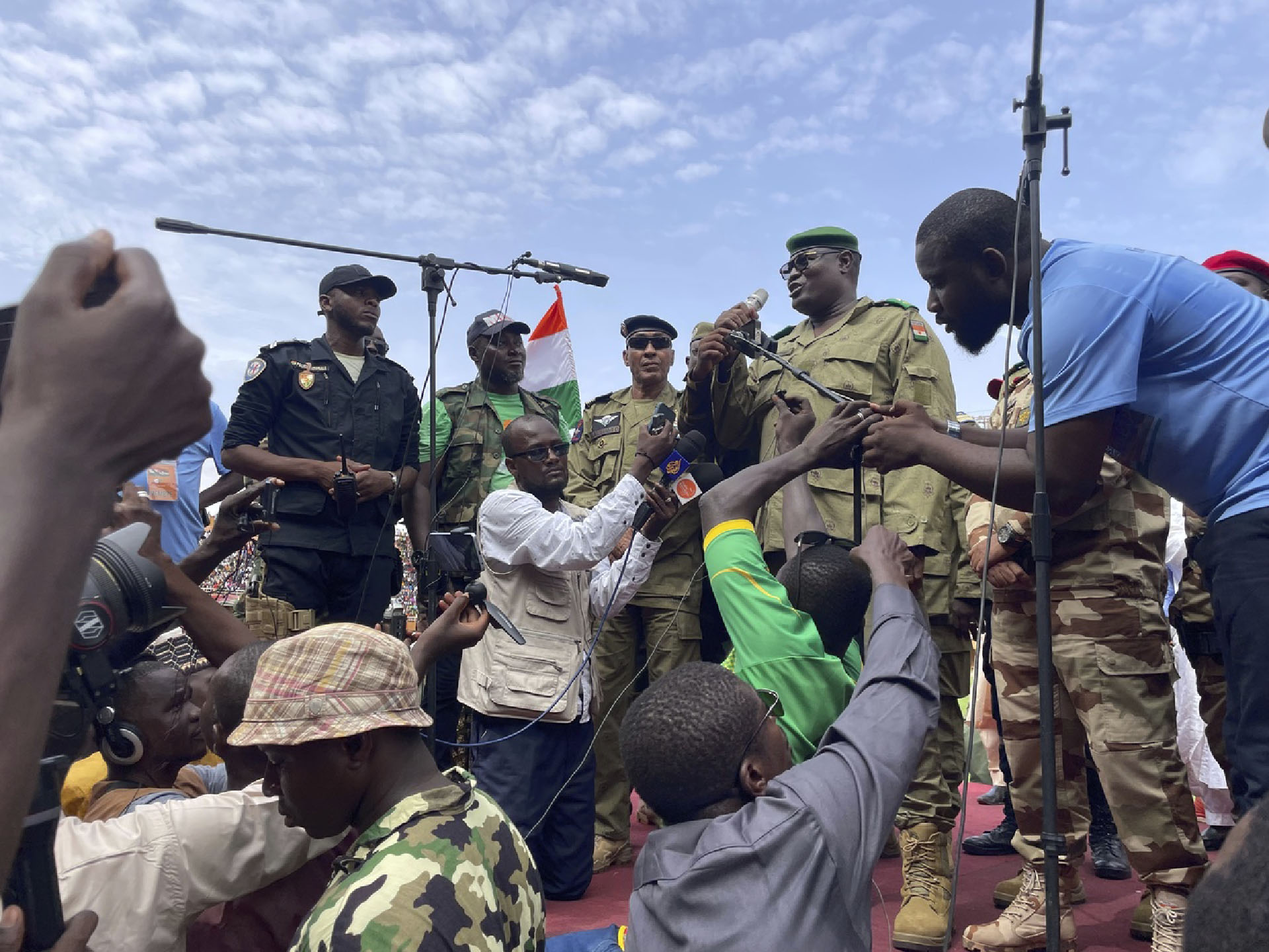 Dans un stade de Niamey, Mohamed Toumba, un des putschistes, sollicite le soutien des Nigériens | © Keystone/AP Photo/Sam Mednick