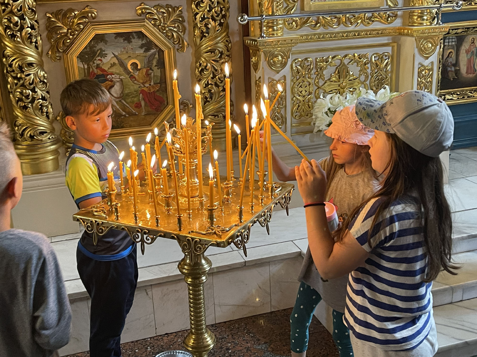 Des enfants des villages occupés ou détruits de la région de Kharkiv visitent Kiev pour la première fois. Passage à la cathédrale Sainte-Sophie où ils ont allumé des cierges | © Jaroslaw Kraviec