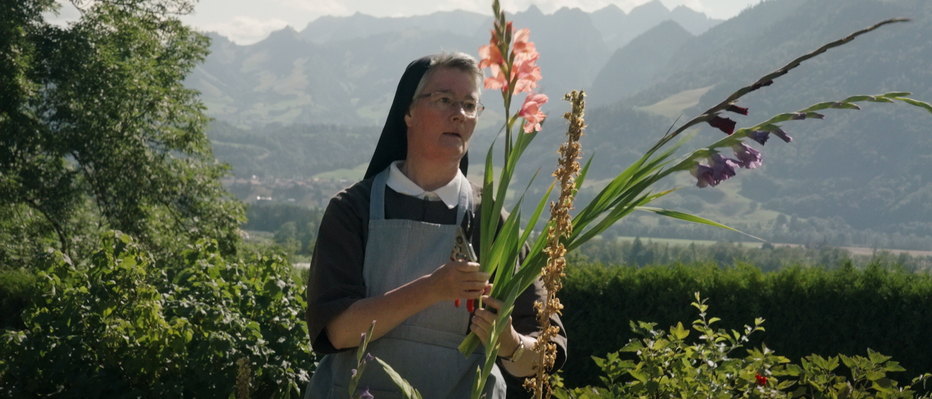 Sr Anne-Elisabeth, prend soin des fleurs du jardin du carmel | © Pierre Pistoletti