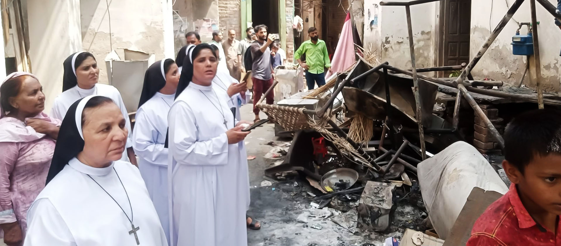 Les Sœurs dominicaines de Faisalabad aident les habitants du quartier chrétien de Jaranwala, victimes de violences le 16 août dernier | © Good News TV/Facebook