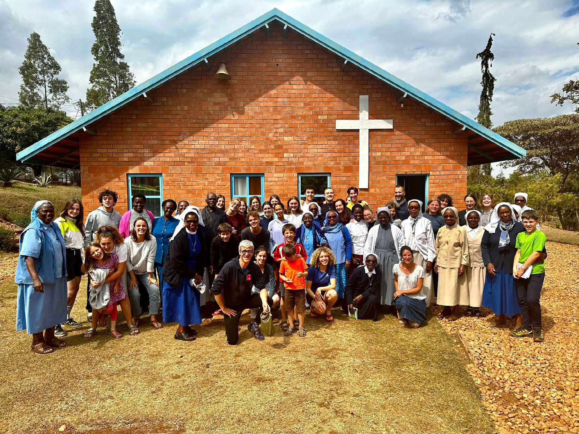 Photo souvenir avec toutes les sœurs après une semaine passée à Kigali au Foyer de charité | DR