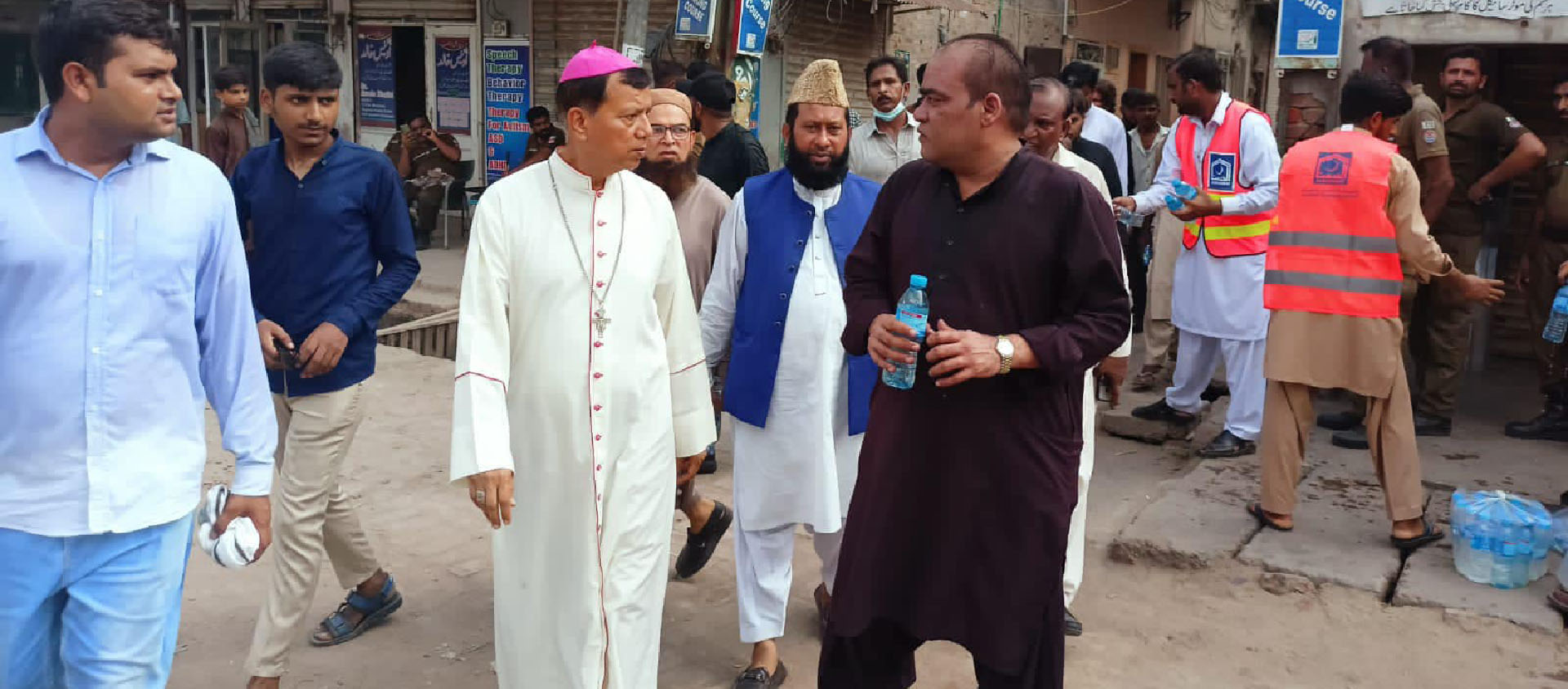 Accompagné de leaders musulmans, Mgr Sebastian Shaw, l'archevêque de Lahore, s'est rendu à Jaranwalla pour apporter son soutien à la communauté chrétienne | © Zahid Gill/Facebook