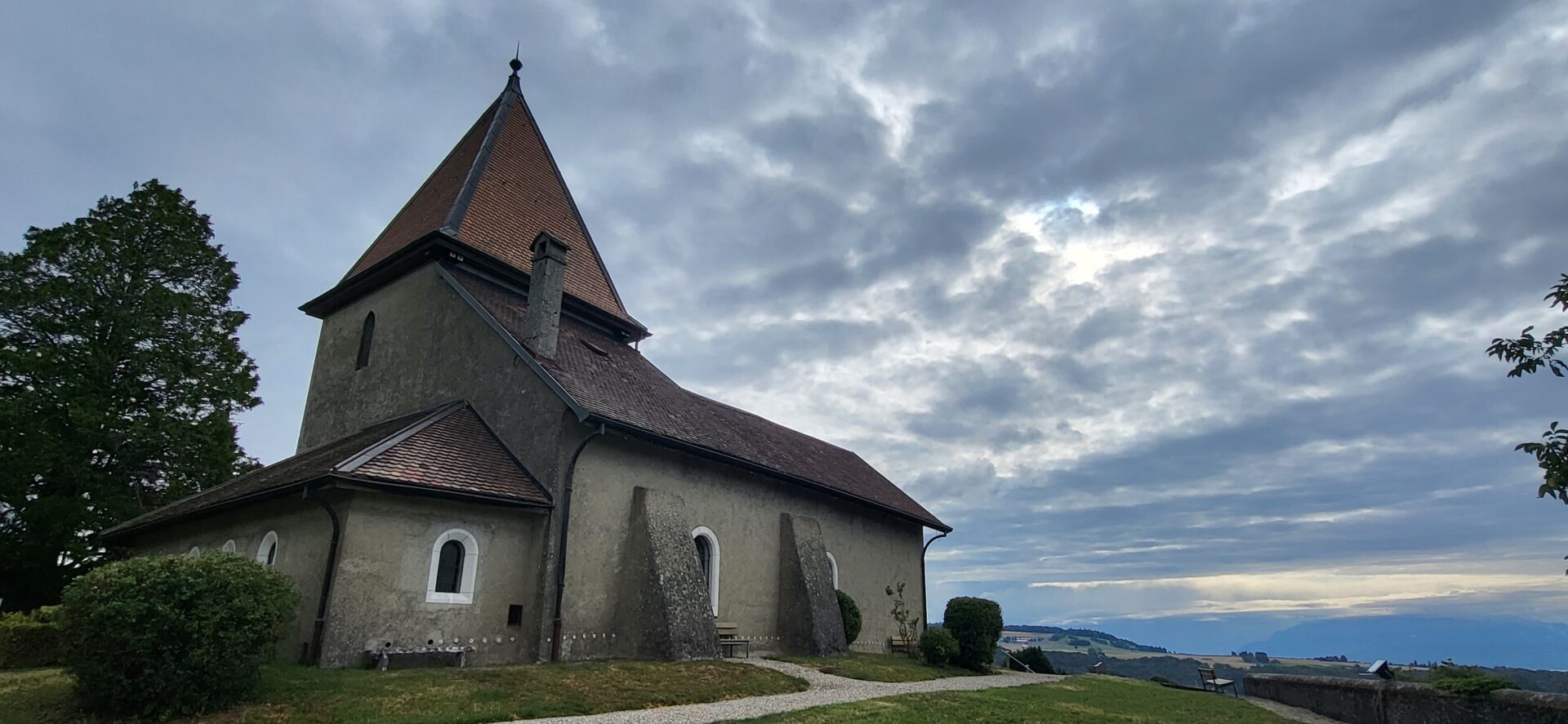 Vue panoramique derrière l'église de Bassins | © Lucienne Bittar