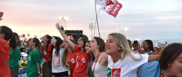 Les jeunes Romands, dont les Valaisans, ont manifesté leur enthousiasme lors de la veillé finale et la messe du pape aux JMJ de Lisbonne | © Raphaël Zbinden