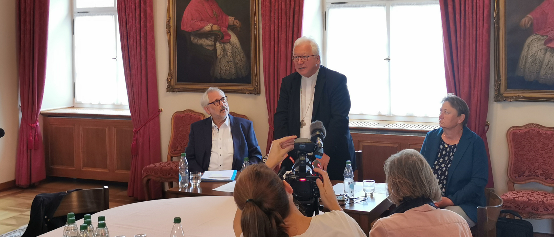 Mgr Markus Büchel, évêque de St-Gall, a convoqué une conférence de presse à la hâte, le 13 septembre 2023 | © Charles Martig