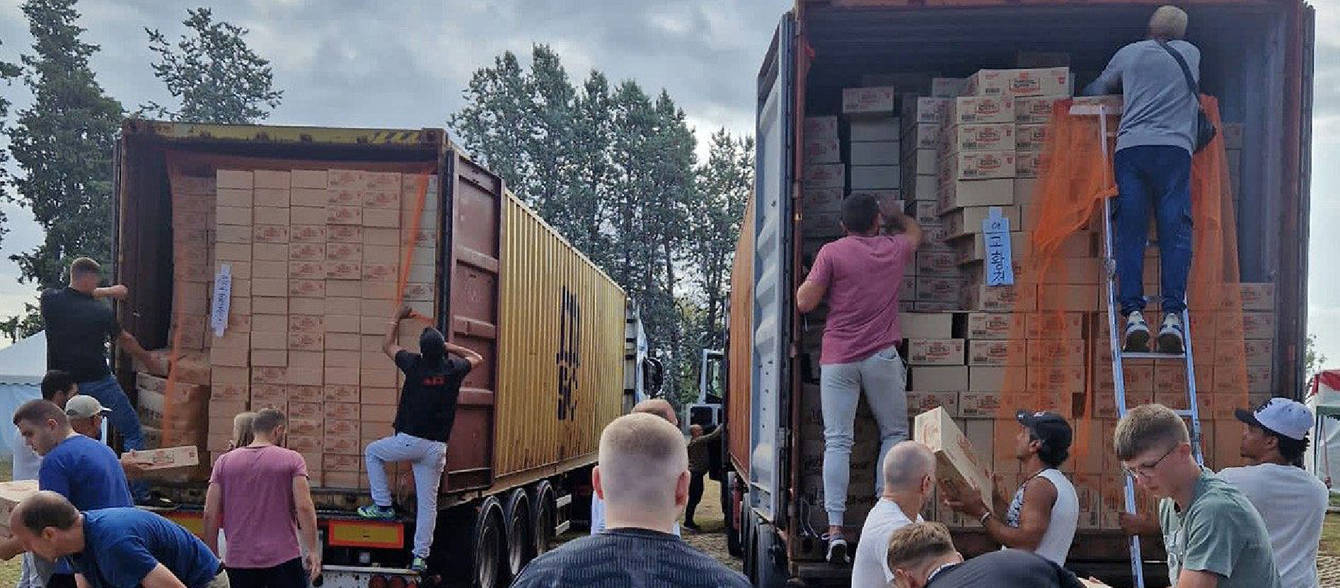 Coordonnés par le cardinal Krajewski, des bénévoles se sont activés à charger des camions d'aide alimentaire qui ont livré leurs cargaison le 14 septembre en Ukraine | DR