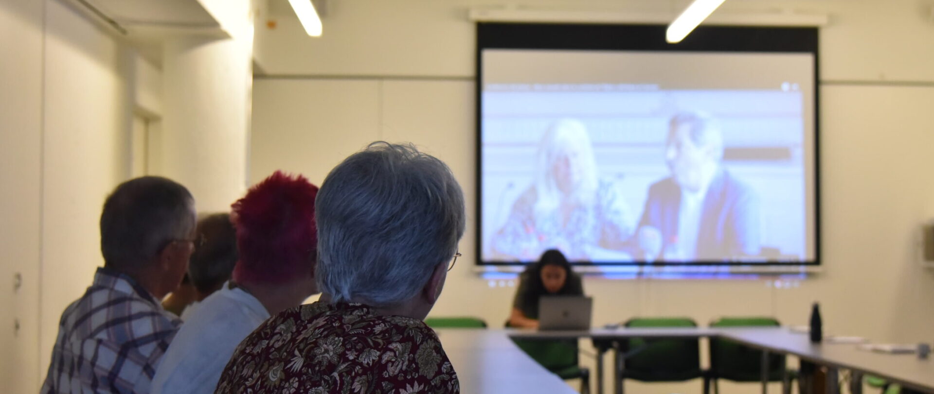 Une vingtaine de personnes ont assisté à Lausanne, à l'invitation du groupe SAPEC, à la retransmission de la présentation du projet pilote de l'Eglise en Suisse sur les abus | © Raphaël Zbinden