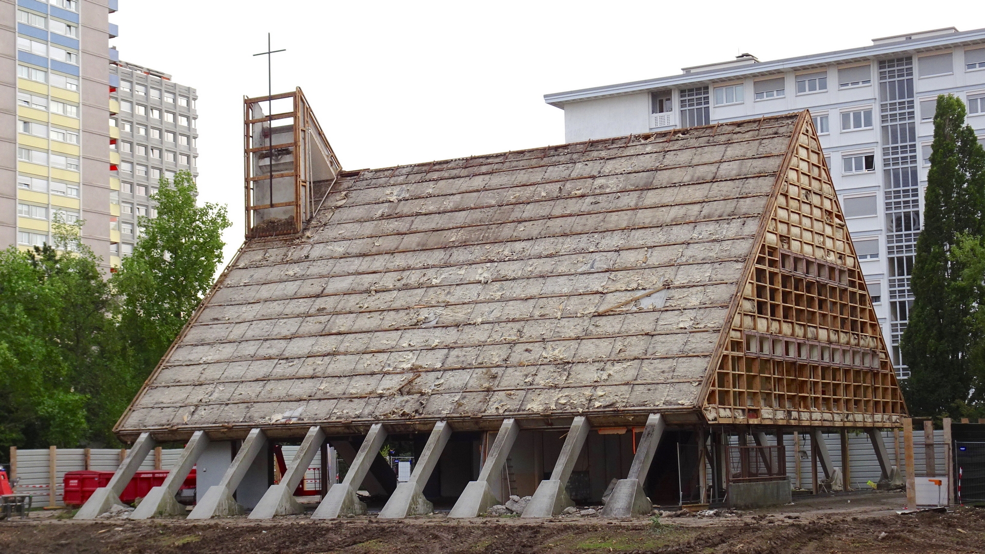 Parfois, la démolition d'une église est la meilleure des options, comme St-Marc à Onex (GE) | wikimedia commons CC-BY-SA-2.0