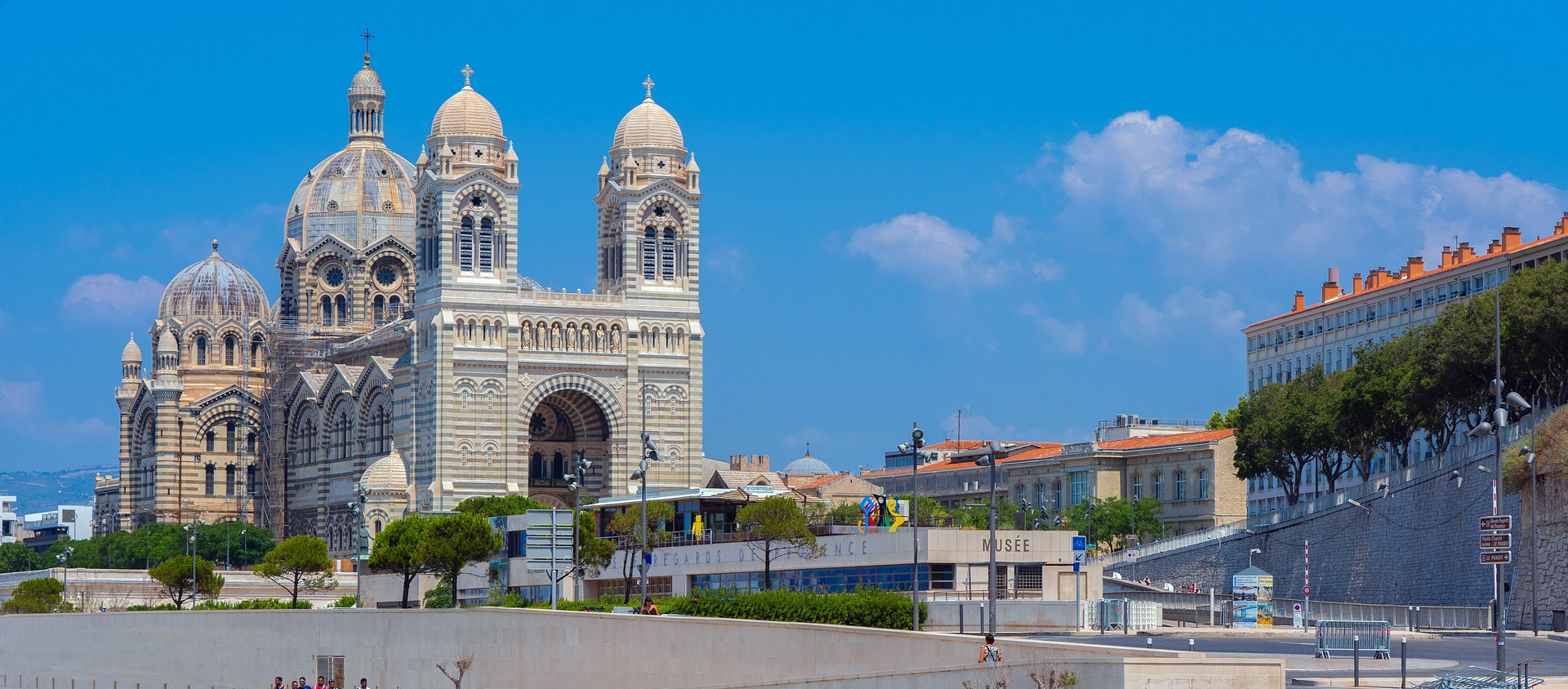 Au pied de la cathédrale La Major de Marseille, se situe l'esplanade Jean Paul II, qui passa à Marseille alors qu'il était jeune prêtre | © Pixabay