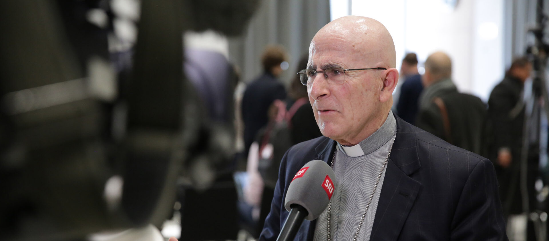 Les évêques suisses (ici Mgr Joseph Bonnemain, évêque de Coire) ont eu fort affaire, depuis le 12 septembre 2023, avec les médias | © Bernard Hallet