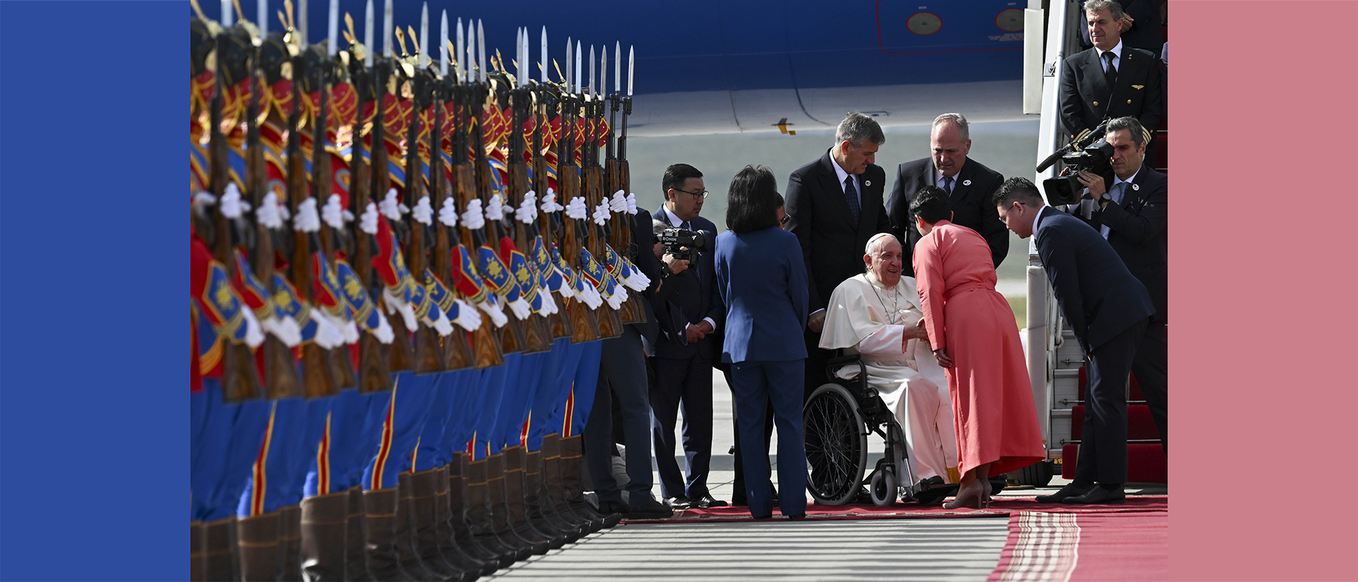 À l’aéroport d’Oulan-Bator, le pape a été reçu par la ministre des Affaires étrangères Batmunkh Battsetseg, accompagné par une garde d’honneur | © Vatican Media