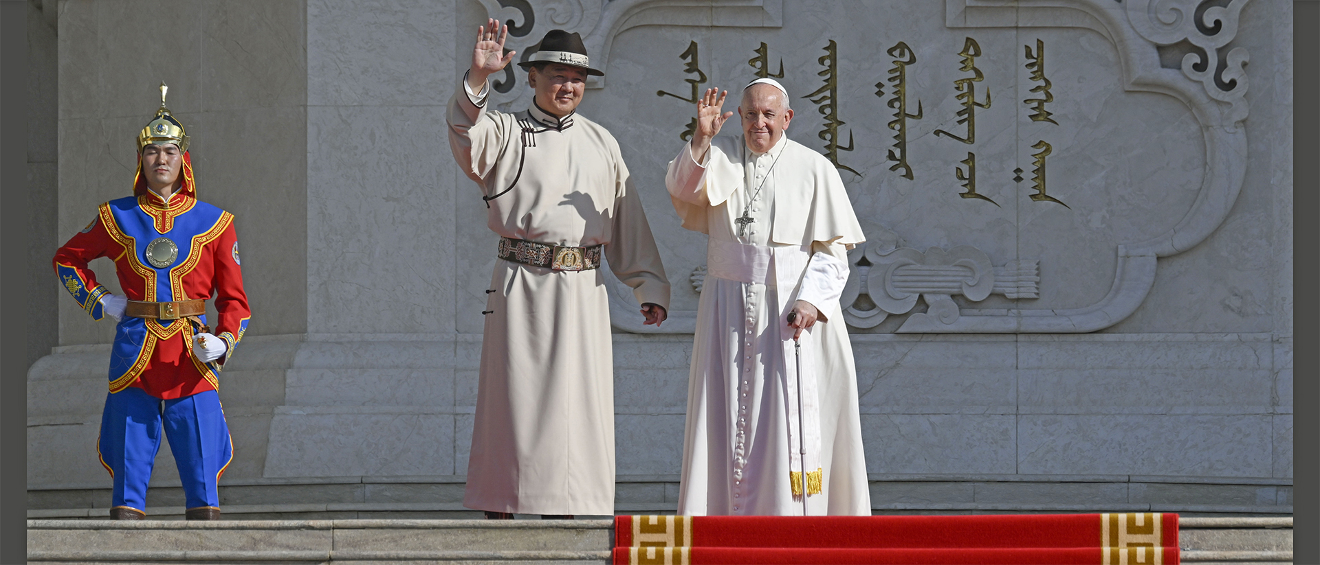 Le président mongole Ukhnaagiin Khürelsükh et le pape François sur la place Sükhbaatar | © Vatican Media
