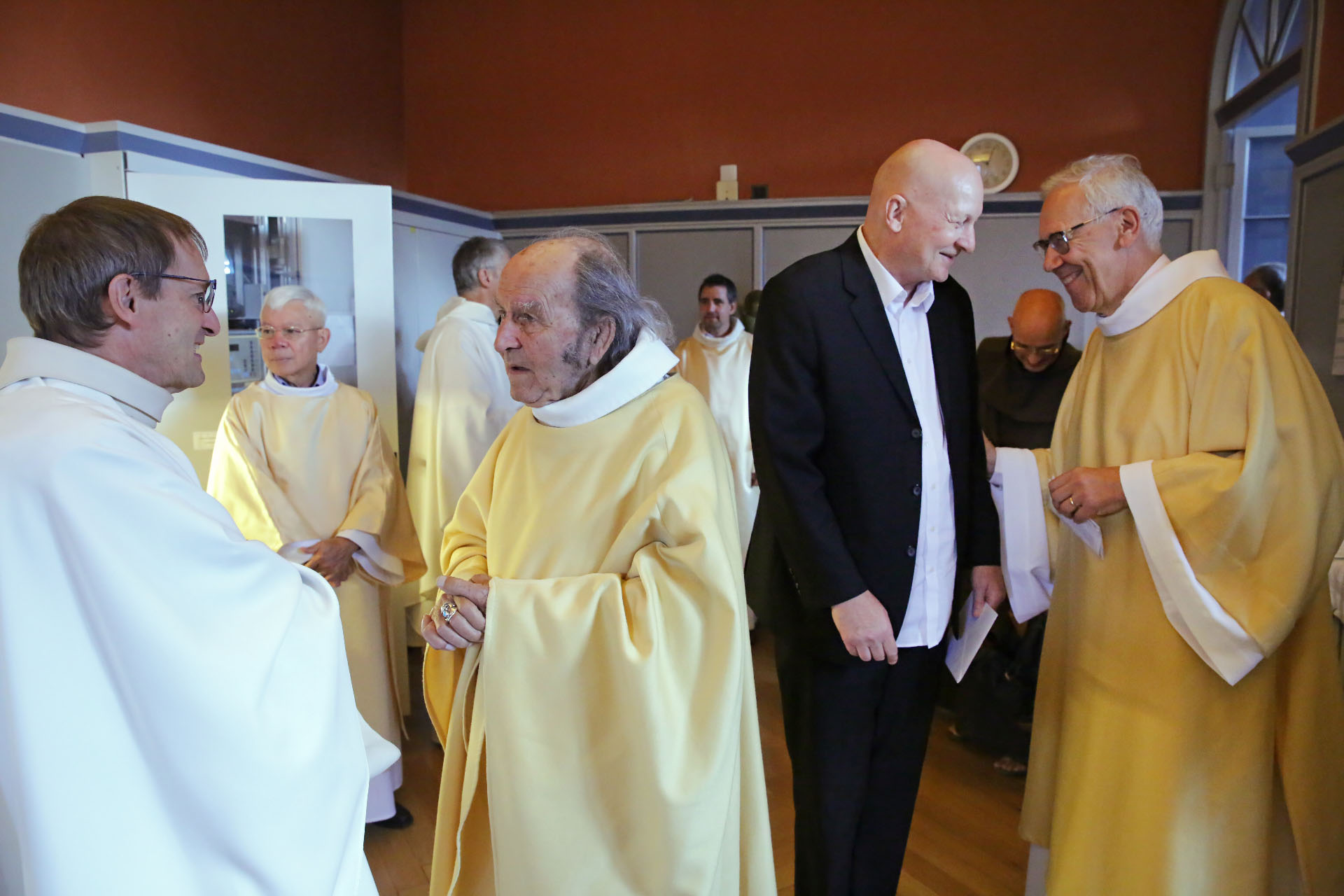 Daniel arrive à la sacristie où prêtres et diacres se préparent pour la célébration | © Bernard Hallet