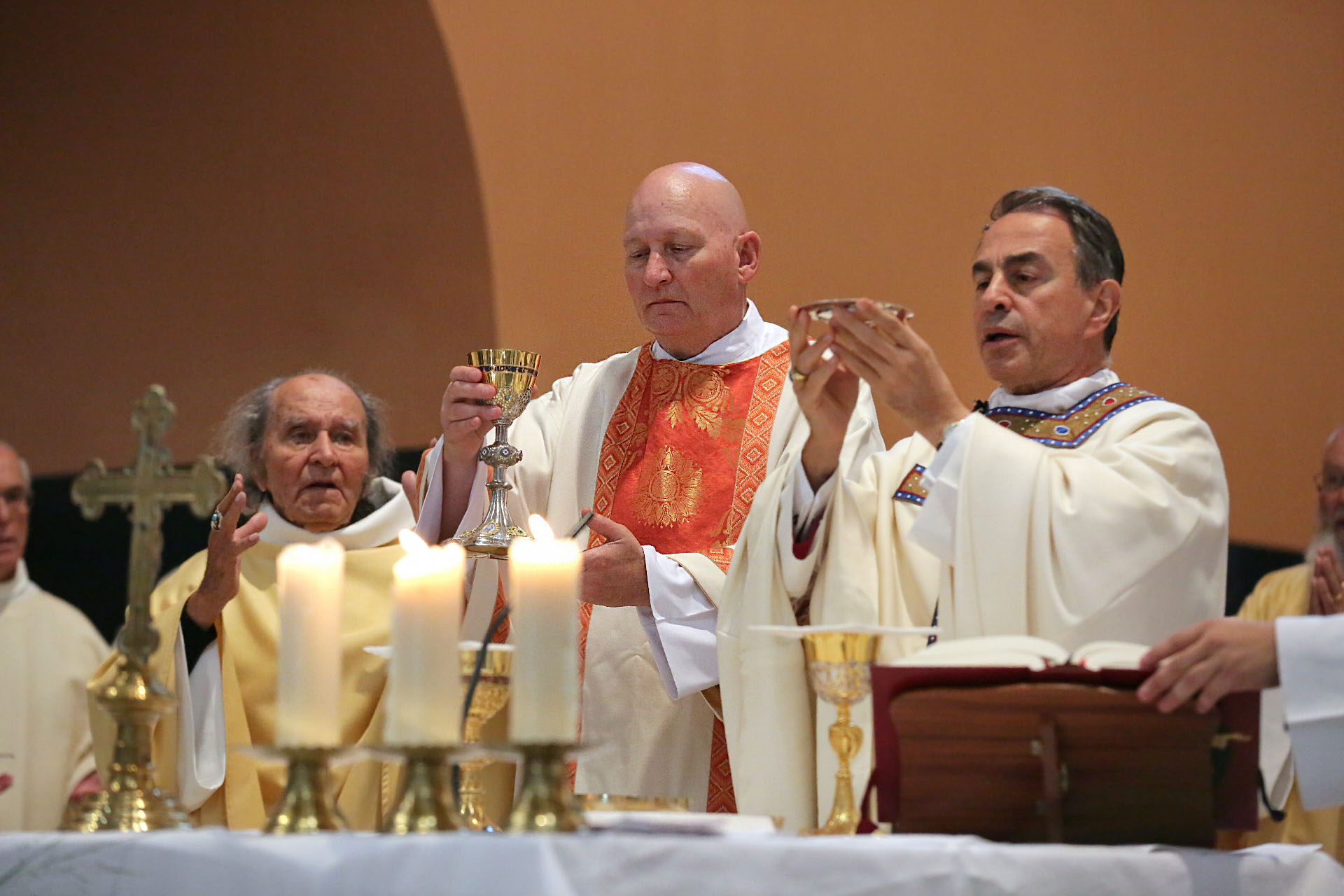 Daniel Pittet, tout juste ordonné diacre, est à l'autel entre le Père Guy Gilbert (à g.) et Mgr Balestrero | © Bernard Hallet