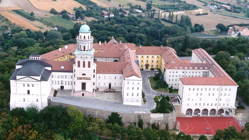 L'abbaye bénédictine de Pannonhalma, en Hongrie | wikimedia commons CC-BY-SA 2.5