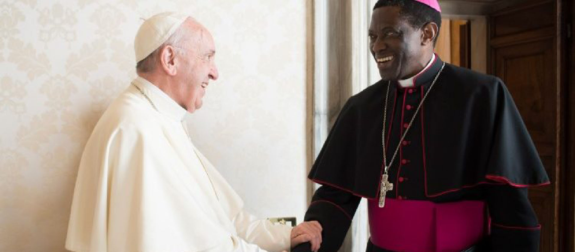 Le pape François et Mgr Protase Rugambwa, en 2018, qui sera créé cardinal au prochain consistoire | © Vatican Media