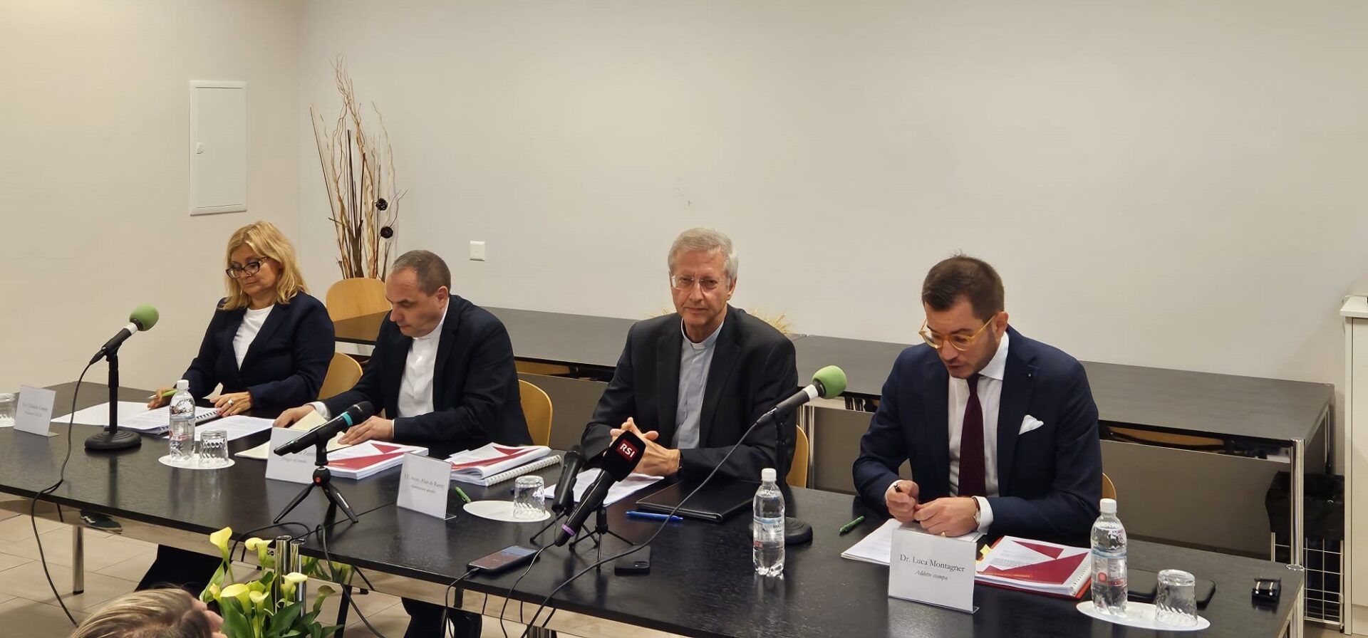 Les intervenants lors de la conférence de presse du 13 septembre 2023, à Lugano (de g. à d. Fabiola Gnesa, Mgr Nicola Zanini, Mgr Alain de Raemy, Luca Montagner) © catt.ch