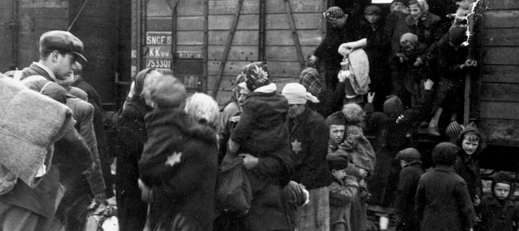Environ 2'000 juifs de Rome ont été déportés dans les camps de la mort | photo d'illustration: des juifs de Ruthénie descendant d'un train à Birkenau (domaine public)