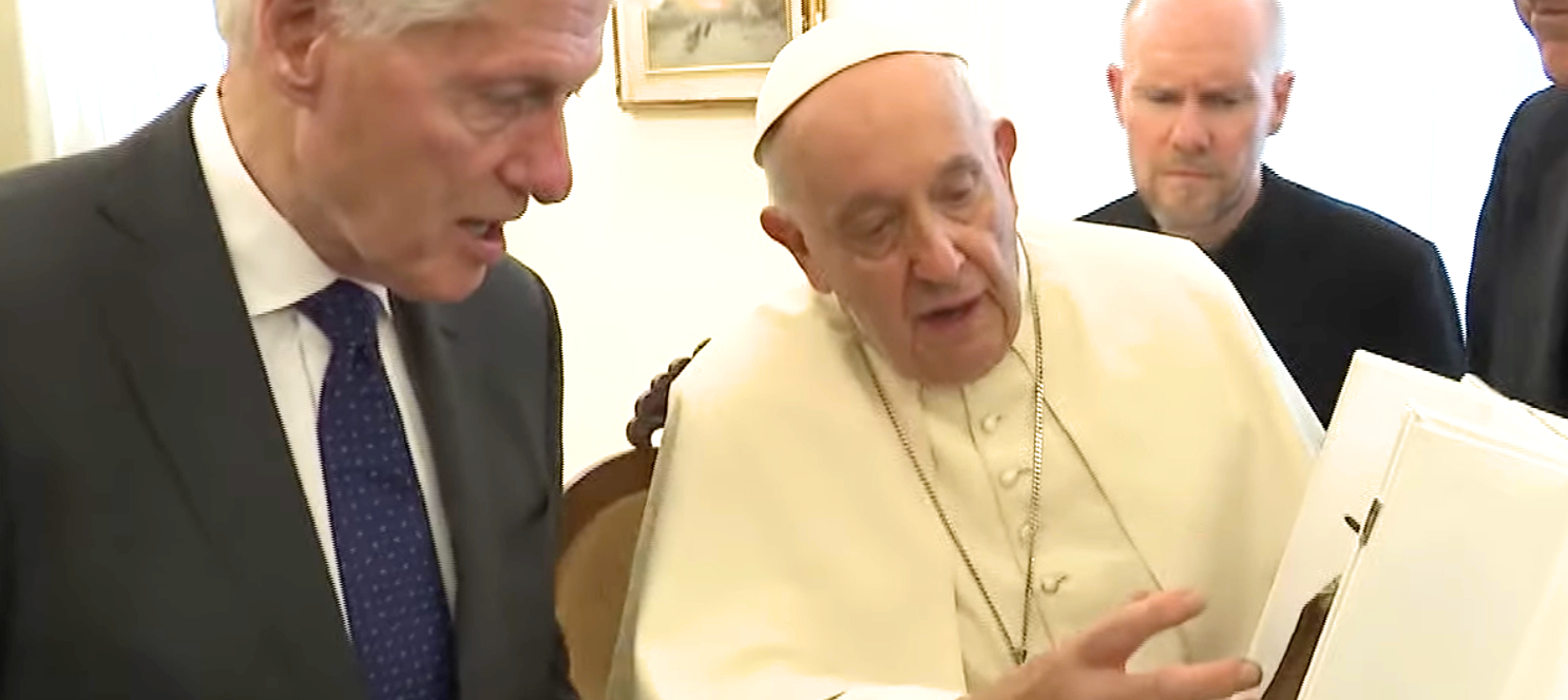 Le pape François et l'ancien président Bill Clinton se sont rencontrés le 5 juillet 2023 au Vatican | © Vatican Media