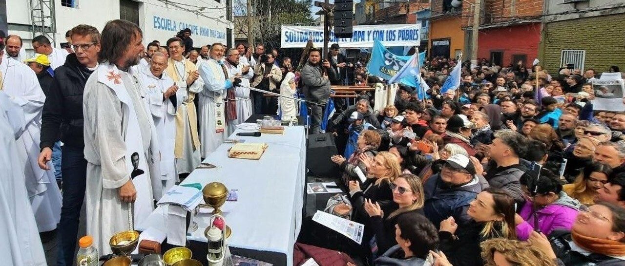 Des dizaines de prêtres argentins et des centaines de fidèles ont soutenu le pape François, le 6 septembre 2023 dans le quartier de Barracas (Buenos Aires) | © Vatican Media