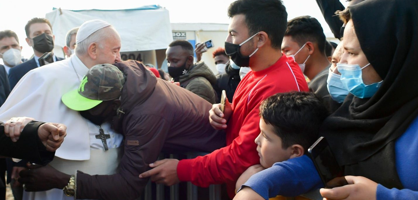 Le pape visitant des réfugiés sur l'île grecque de Lesbos | © Vatican Media