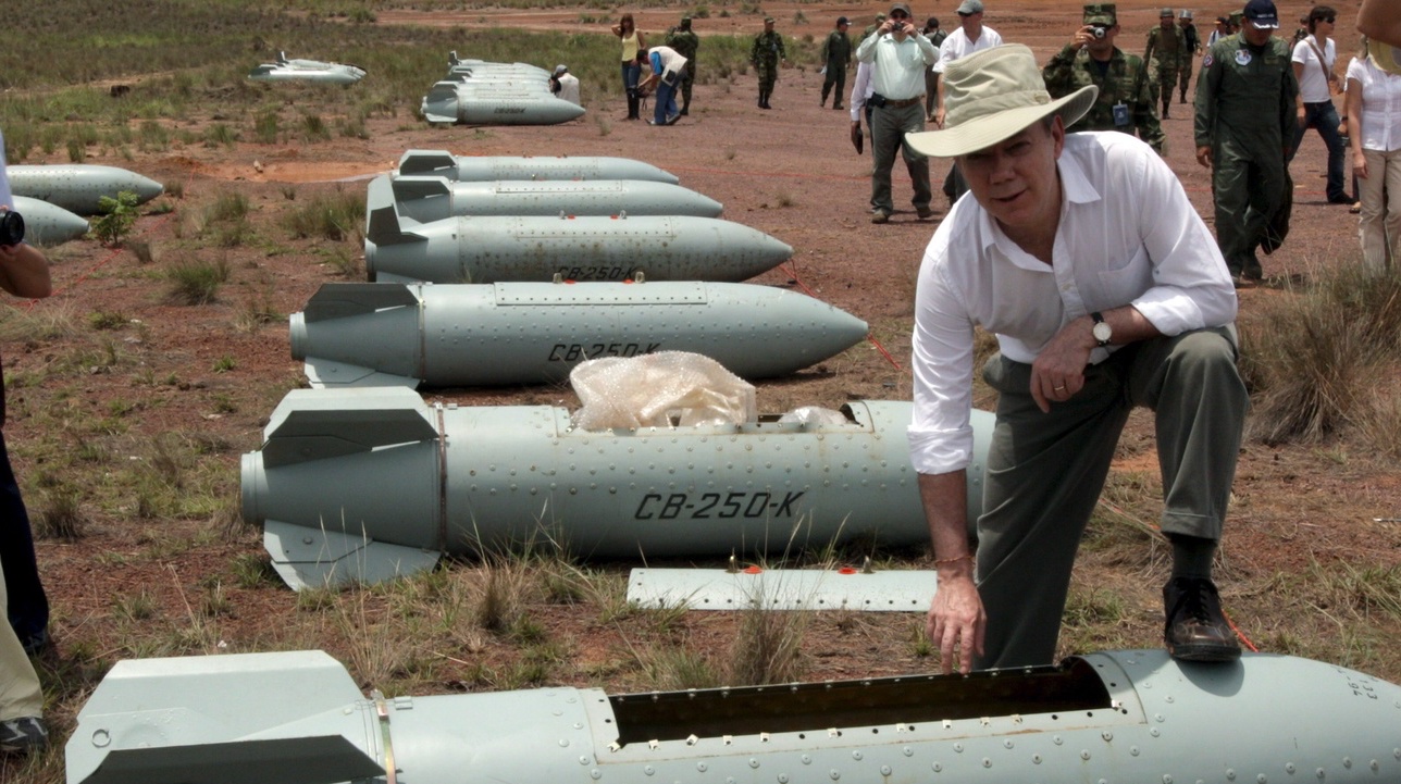 Colombie, 2009: le ministre de la Défense Juan Manuel Santos  lance la destruction de bombes à sous-munitions | © Keystone/EPA/MAURICIO DUENAS