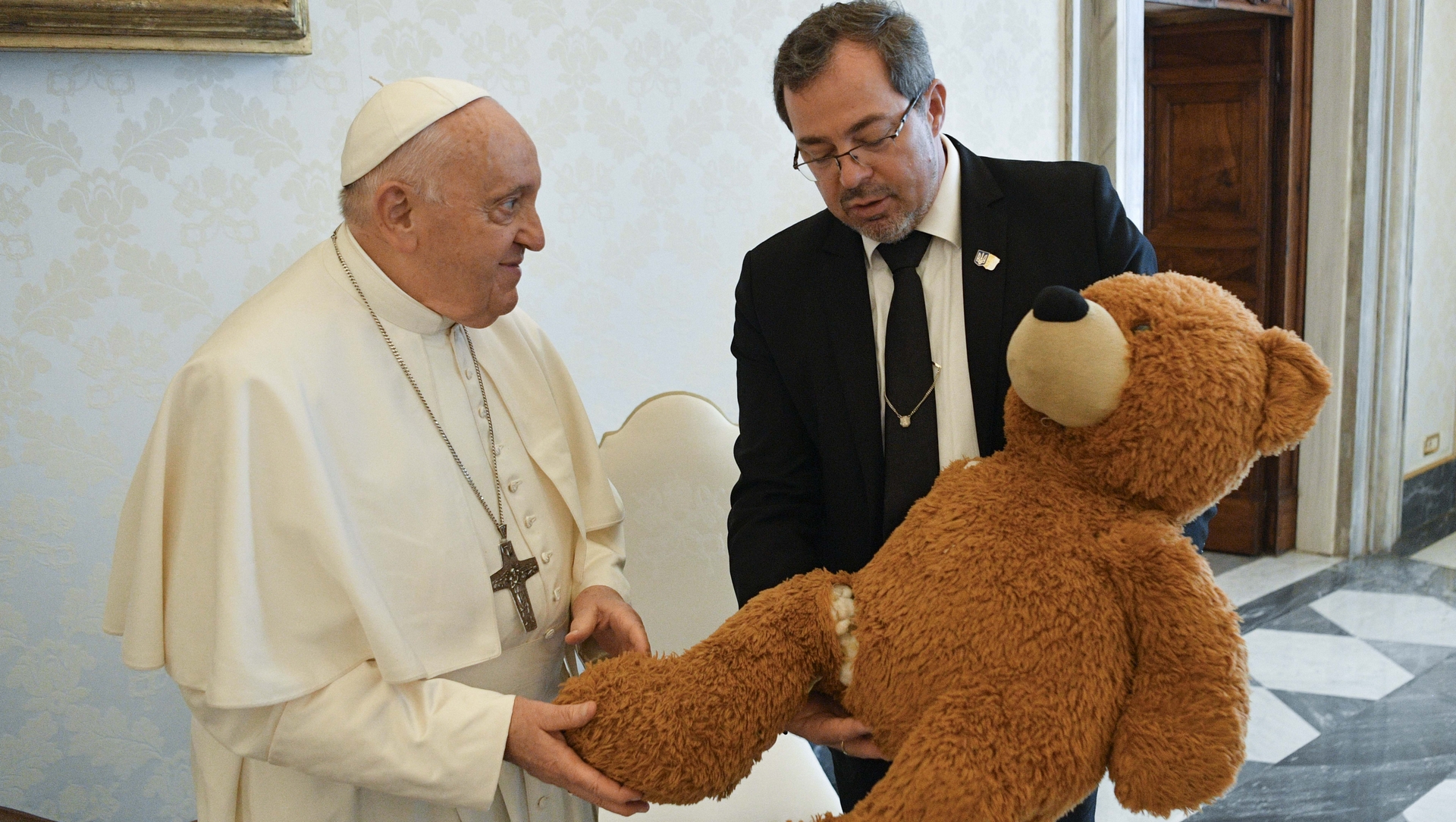 L'ambassadeur d'Ukraine a remis un ours en peluche au pape François | Vatican Media