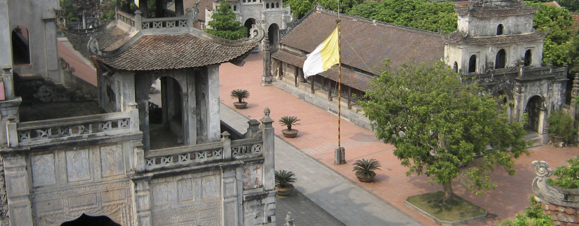 Un drapeau du Vatican flotte près de la cathédrale de Phat Diem, au nord du Vietnam | © Flickr/Jeannie Zakharov/CC BY-NC-ND 2.0