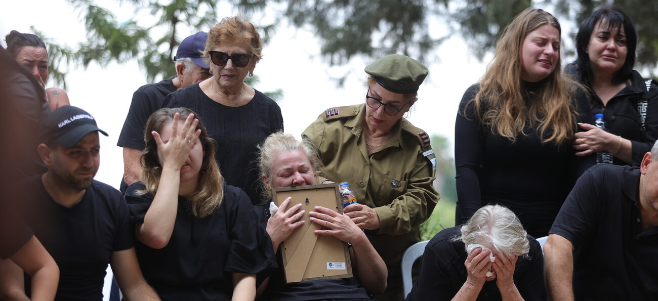Des familles israéliennes en deuil après le raid meurtrier du Hamas, le 7 octobre 2023 | © EPA/ABIR SULTAN/Keystone