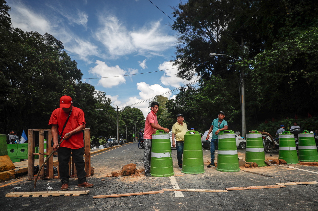 Guatemala, 9 octobre 2023, des manifestants contre le Parquet bloquent des routes | © Keystone/EPA/David Toro