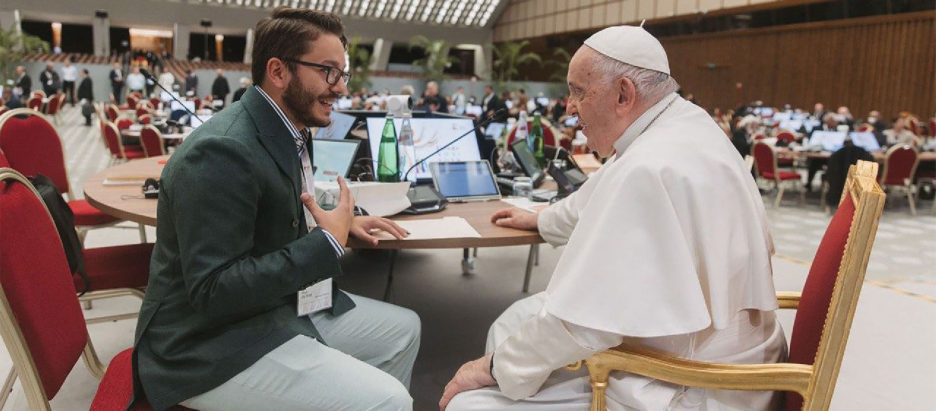 Le pape a bien voulu signer un mot d'excuse pour l'étudiant américain qui participe au synode | © Vatican Media 