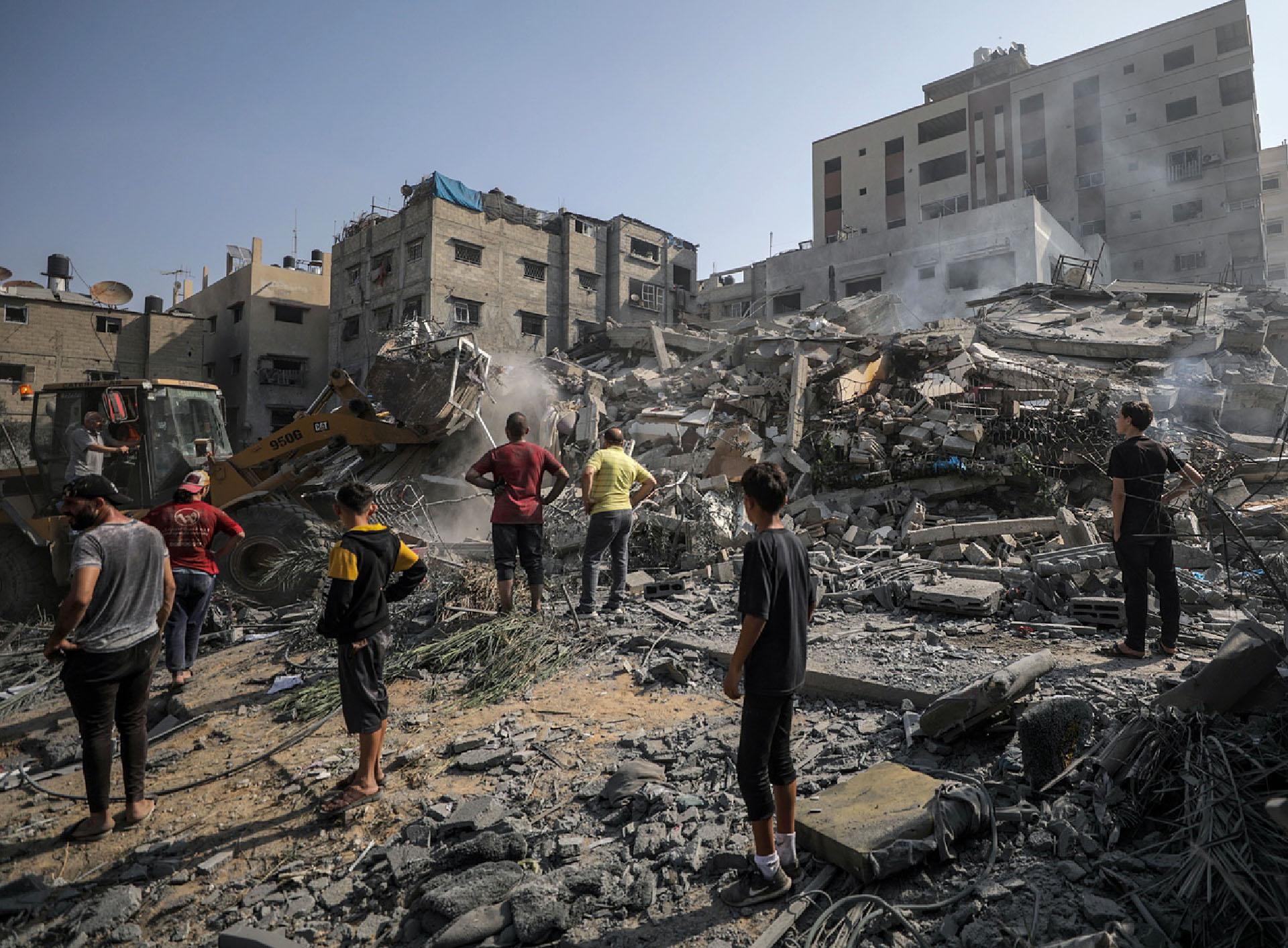 Des Palestiniens cherchent des corps et des survivants dans les décombres de la maison détruite à la suite d'une frappe aérienne à Gaza, le 25 octobre 2023 | © Keysgtone/EPA/Mohamed Saber