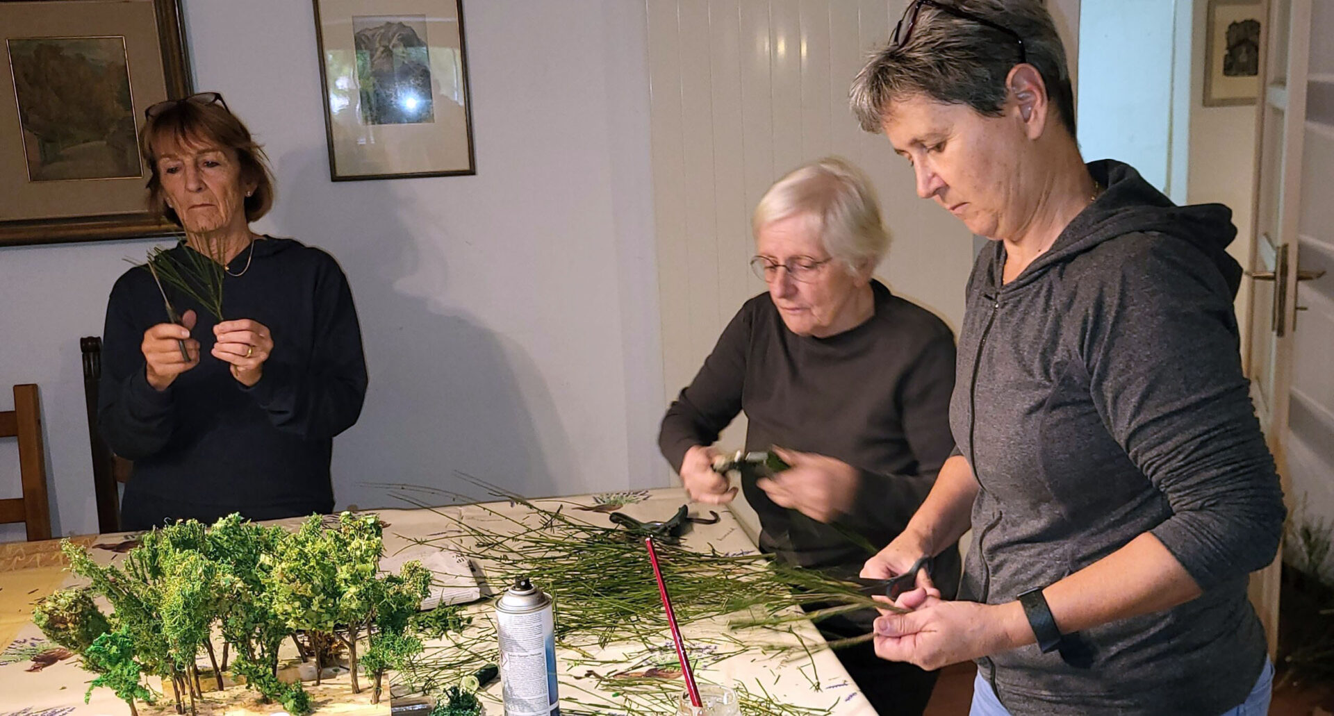 Le groupe travaille à recréer la forêt qui entoure Greccio, le village où saint François aurait inventé la crèche | © Katia Guerra/catt.ch