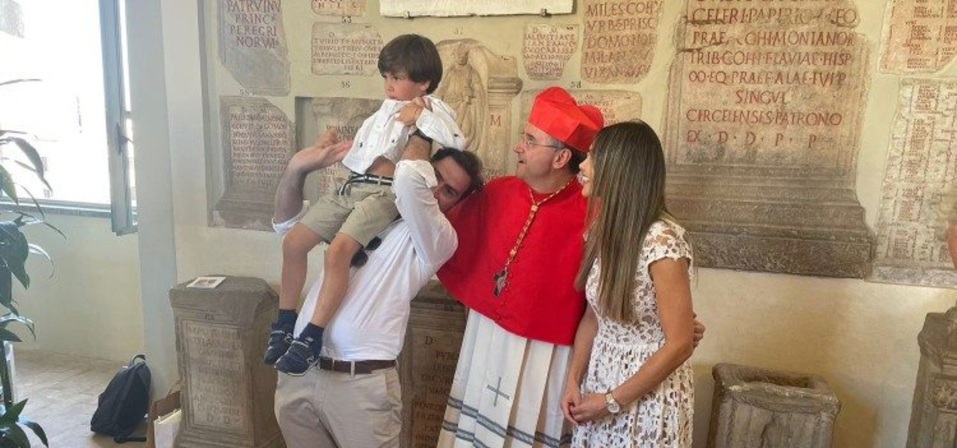 Le cardinal Aguiar se fait photographier avec une famille | © Vatican Media