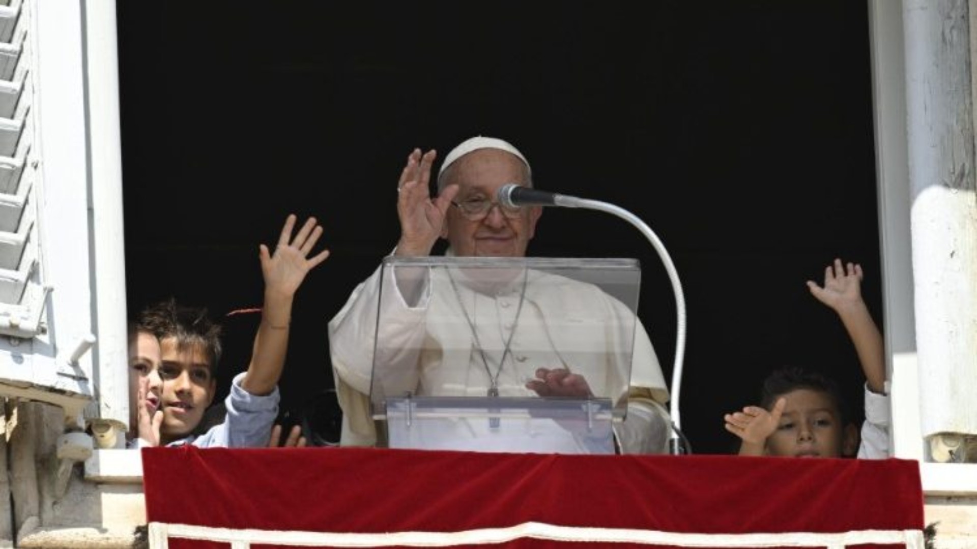Le pape François avec des enfants au balcon du Palais apostolique le 1er octobre 2023  | © Vatican Media