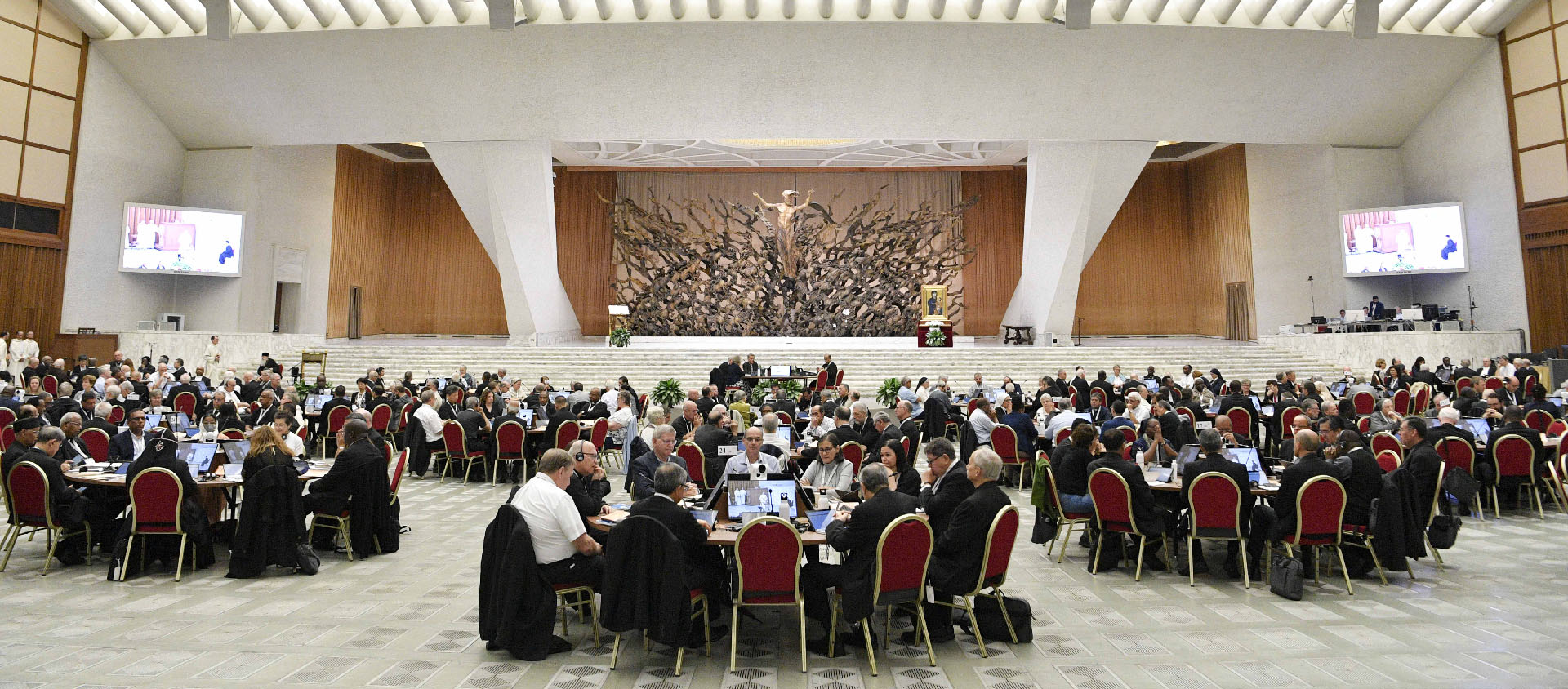 Il est un détail technique qui a marqué à l’unanimité les participants, qui l’ont répété à l’envi: les fameuses tables rondes autour desquelles se déroulaient les travaux. Le Synode était conçu en effet pour effacer les différences hiérarchiques | © Vatican Media