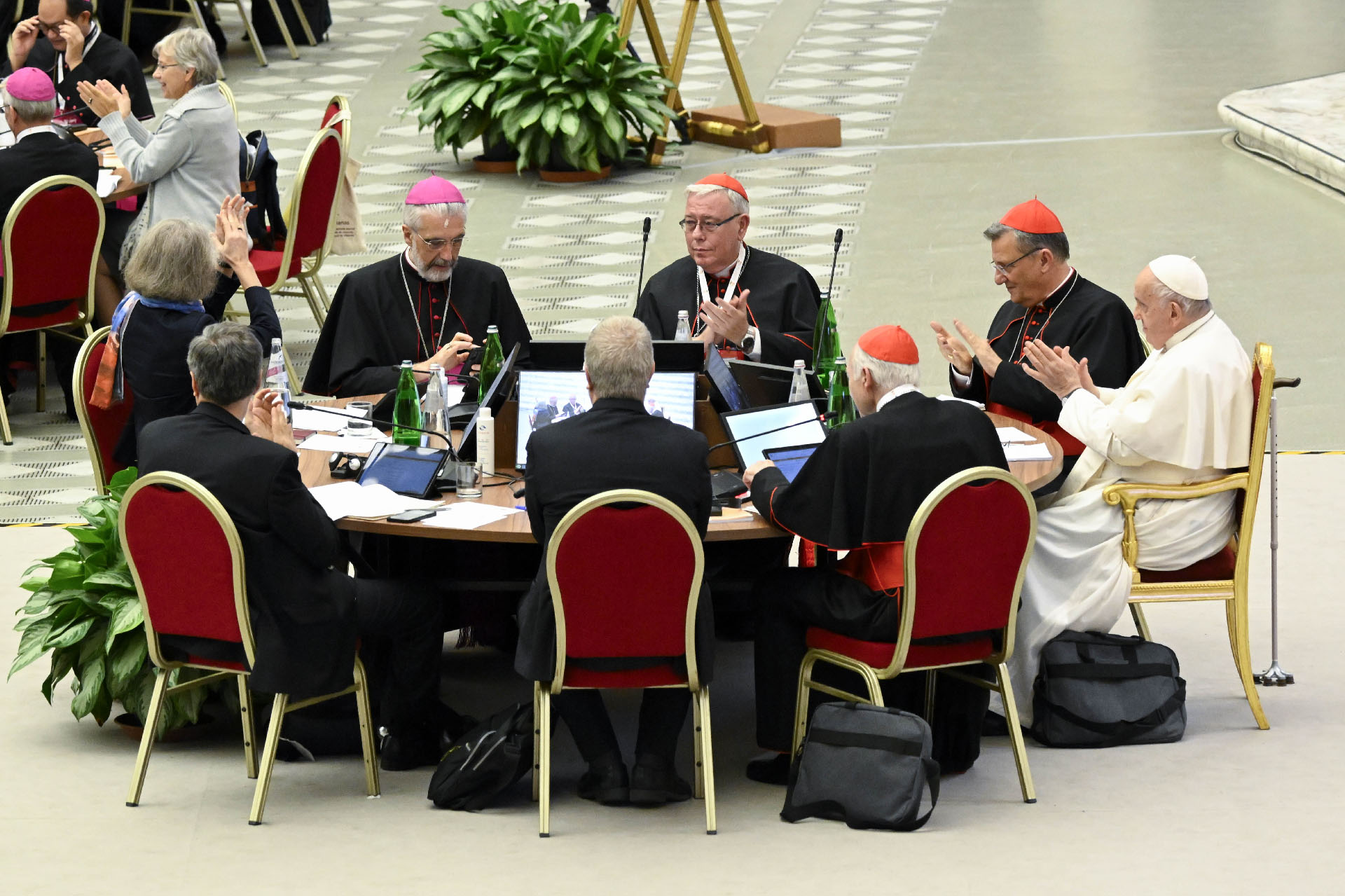 Le rapport de synthèse rendu par les membres du synode propose des pistes qui vont être débattues dans les diocèse avant la prochaine session en octobre 2024 | © Vatican Media