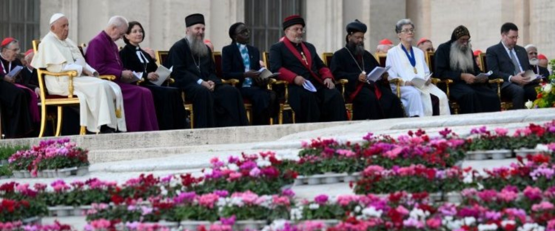 Le pape François, accompagné de responsables religieux du monde entier, à la veillée de prière du 30 septembre 2023 | Vatican Media