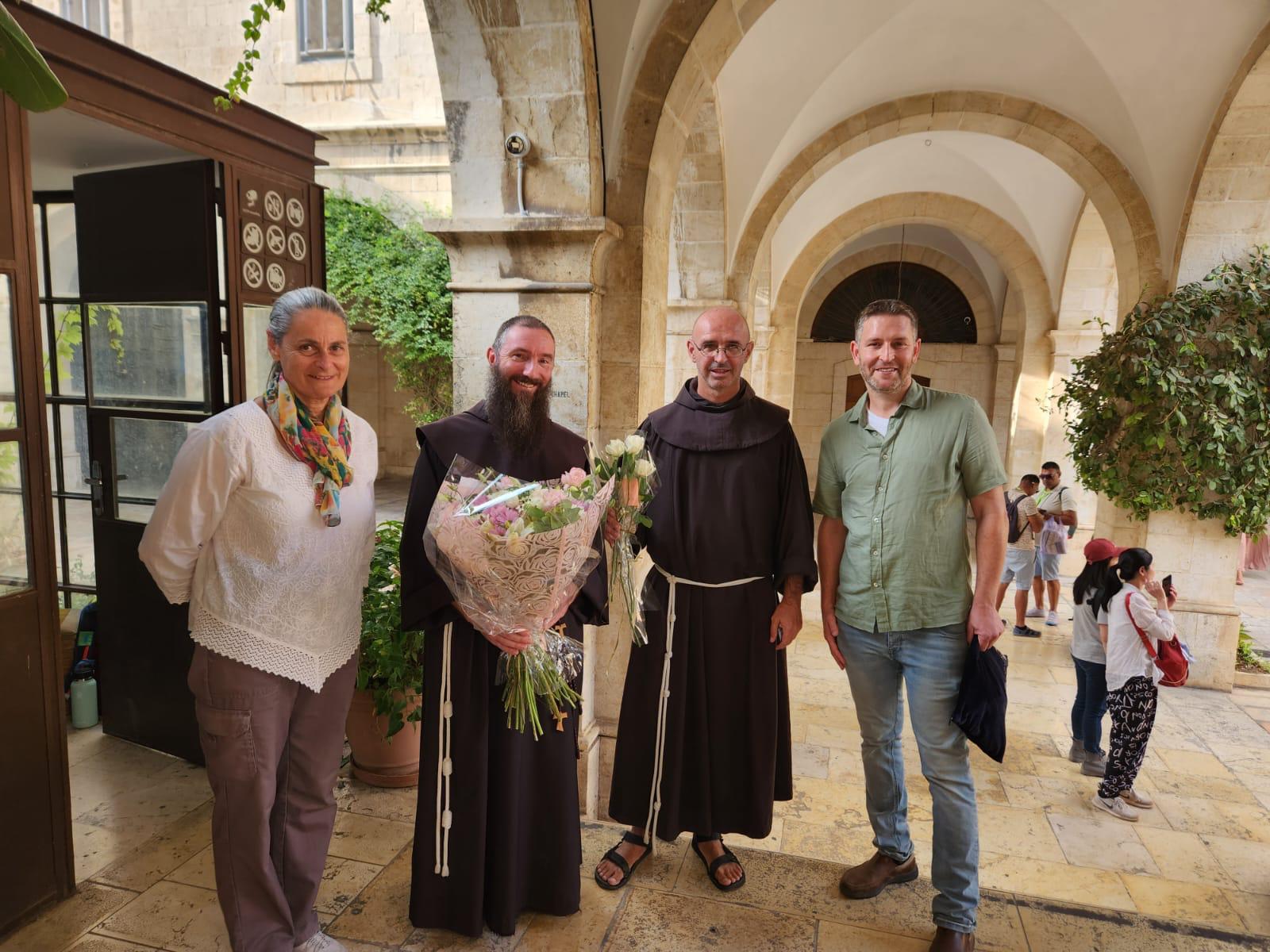 L'activiste israélien Yaka Fink, auprès de frères franciscains, à Jérusalem, 5 octobre 2023 | © Yaka Fink