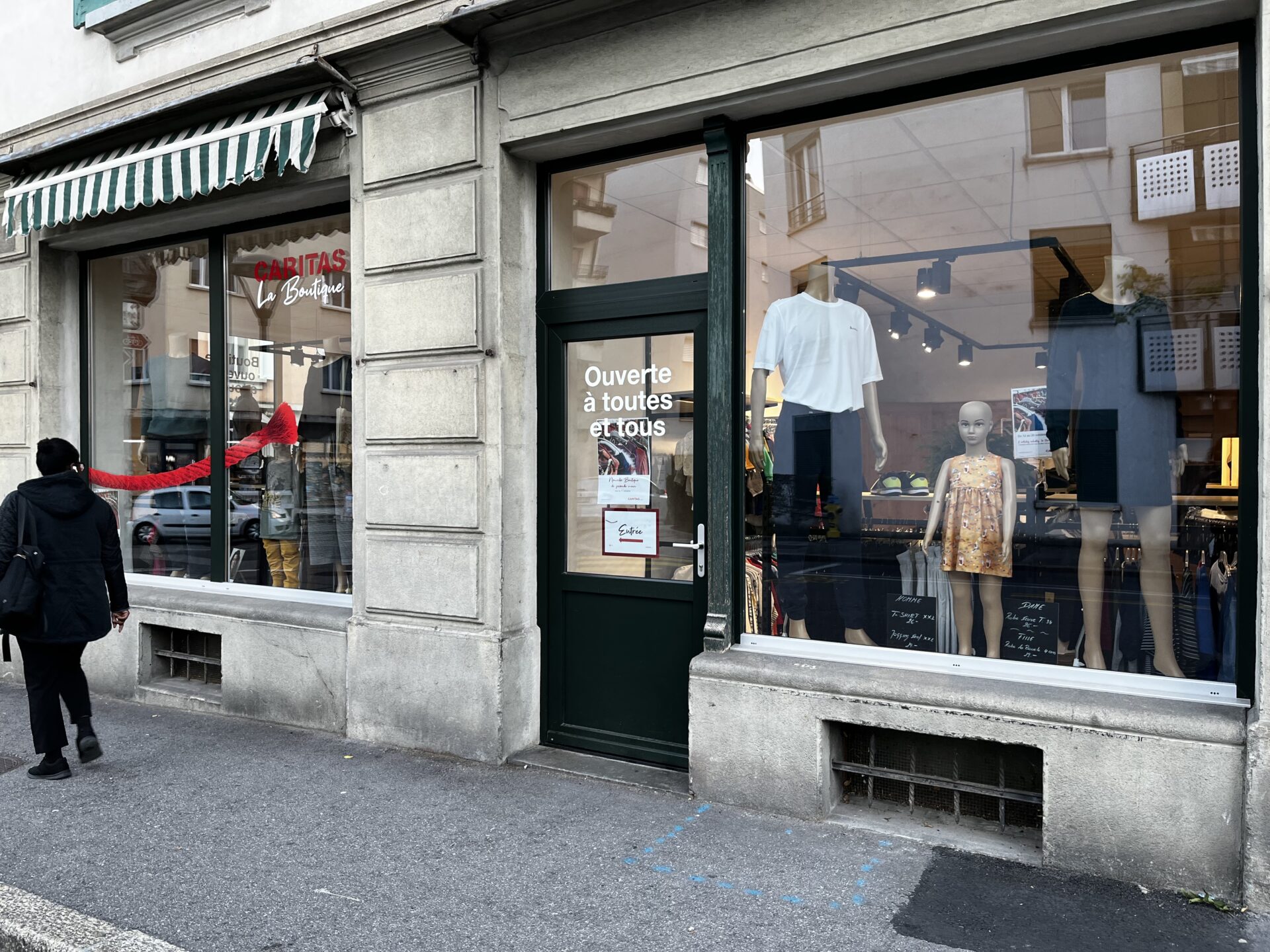 La nouvelle Boutique de vêtements Caritas à Vevey répond à une demande croissante liée à la hausse du coût de la vie | © Caritas Vaud