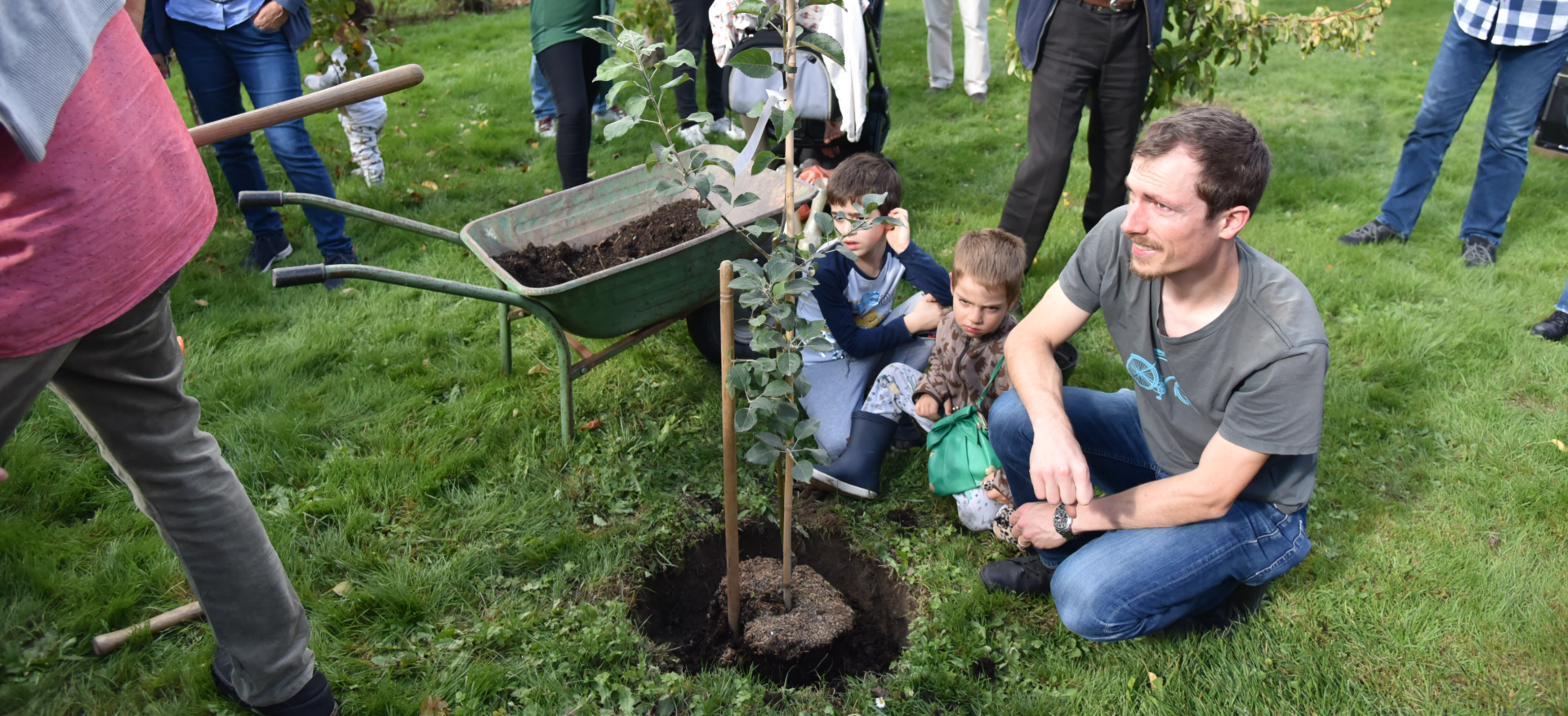 Un pommier a été planté lors de la journée pour "réenchanter le monde", le 14 octobre 2023, au Centre des Focolari de Montet (FR) | © Raphaël Zbinden