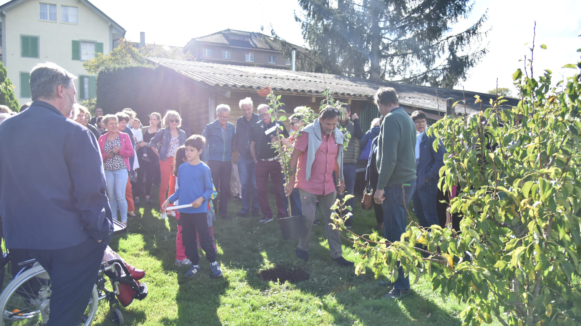 La plantation d'un pommier, lors de la journée pour "réenchanter le monde", le 14 octobre 2023, au Centre des Focolari de Montet (FR) | © Raphaël Zbinden