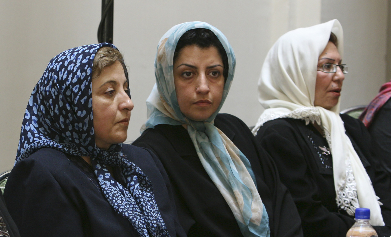 Téhéran, 27 août 2007: Narges Mohammadi, au centre, aux côtés de Shirin Ebadi, à gauche, lors d'une réunion sur les droits des femmes | © Keystone/AP Photo/Vahid Salemi