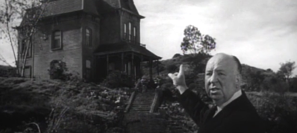 Alfred Hitchcock devant la maison de Norman Bates, lieu central du film "Psychose" | domaine public